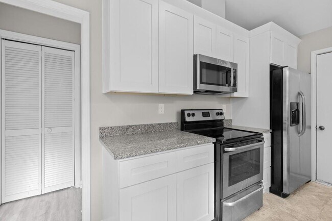 Building Photo - 1042 Mainstreet Lake Dr