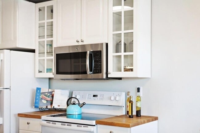 Building Photo - Updated Condo Steps from Lake Merritt with Parking and Utilities Included