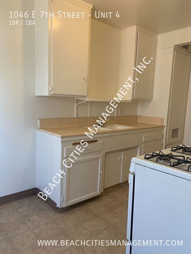 Building Photo - 1046 E 7th St