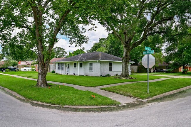 Building Photo - 8409 Bob White Dr