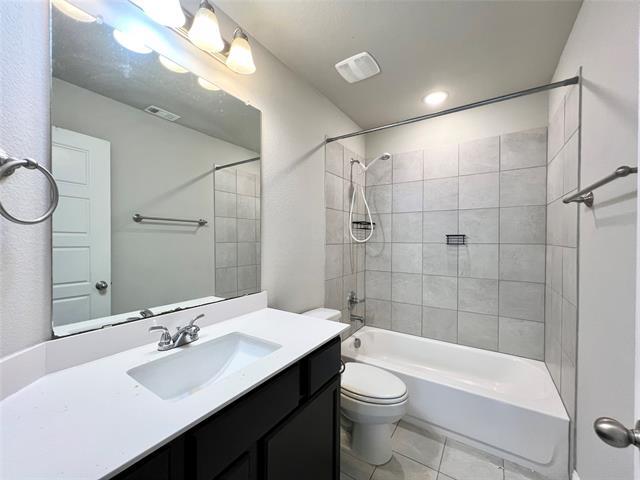 Building Photo - 5000-5002 Villas Dr