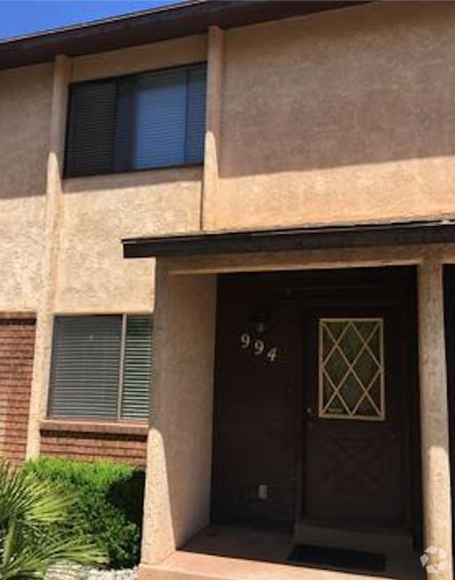 Building Photo - 2 Bedroom 1.5 bath townhome with communit...