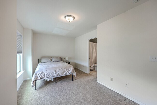 Building Photo - Spacious End-Unit Townhome with Modern Com...