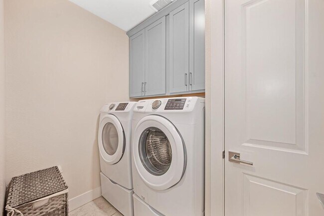 Building Photo - 2 Bed 2 Bath (plus a den) Gala Condo