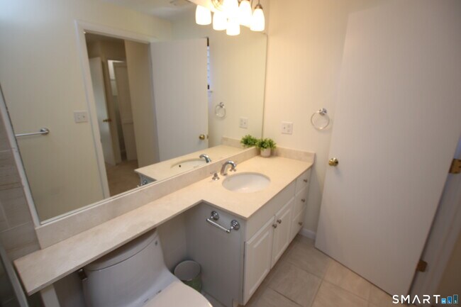 Building Photo - 53 Hollister Way N