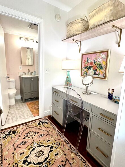 Vanity area or extra storage - 800 4th St SW