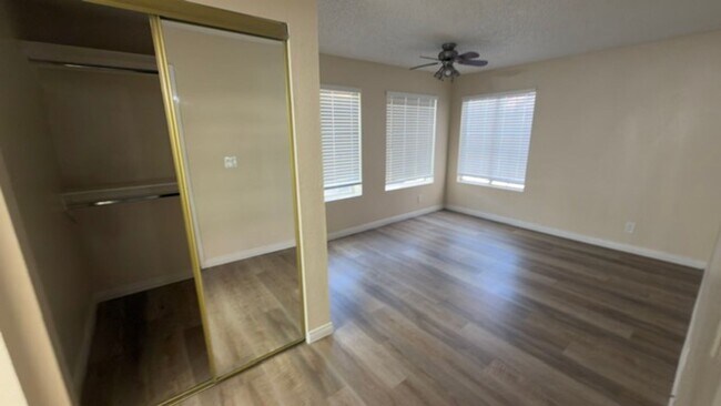Building Photo - 2 Bedroom Condo!