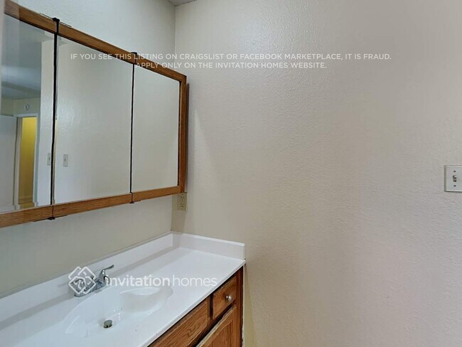 Building Photo - 1229 N Creek Dr