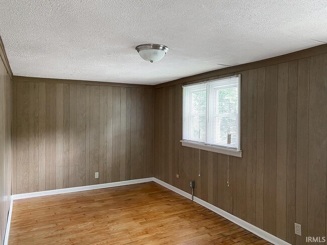 Building Photo - 519 S Swain Ave