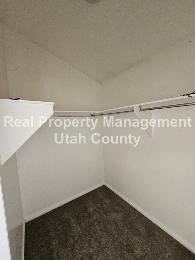 Building Photo - Orem Townhome