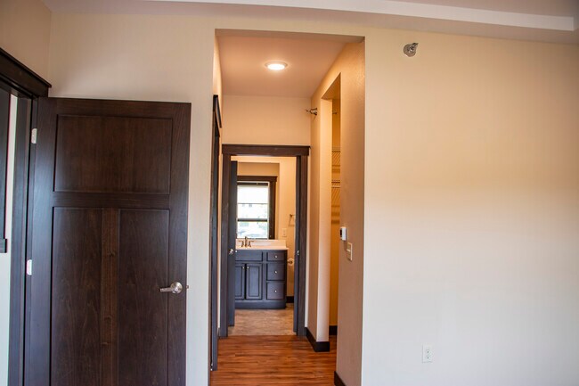 Building Photo - River Flats