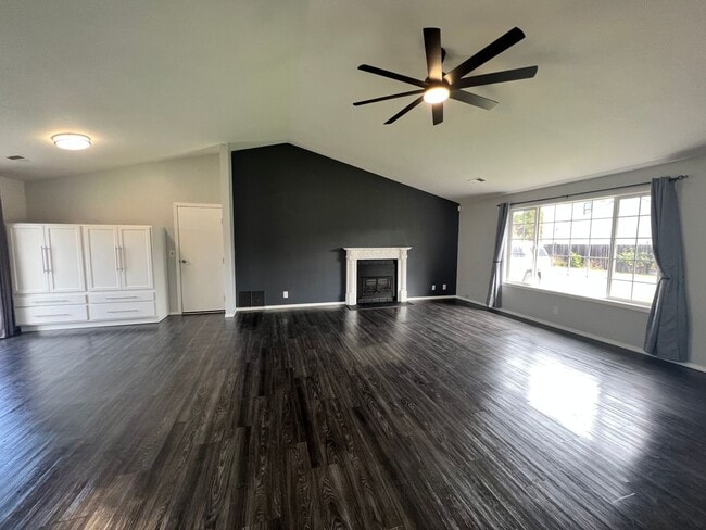 Building Photo - 3 bedroom, 2 bath single level home in Mckinleyville with Double Car Garage!