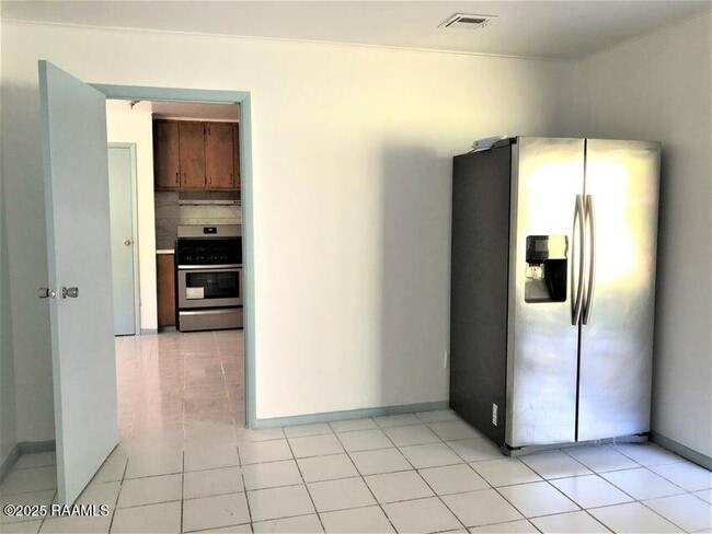 Building Photo - 121 Sorority Dr