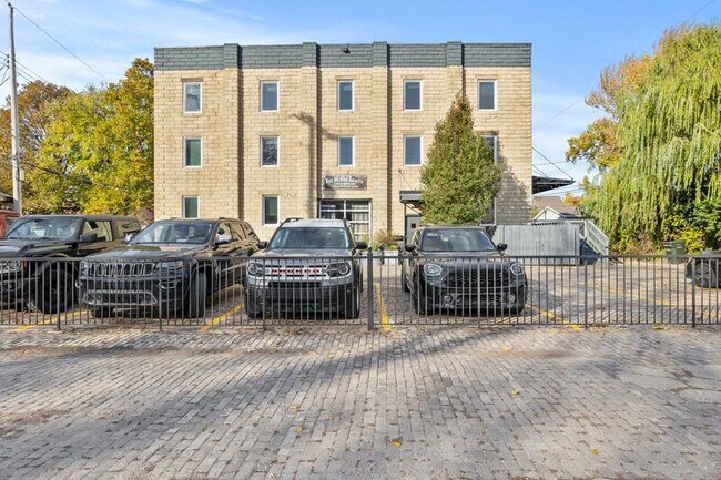 Building Photo - 1185 Gustavus Ln