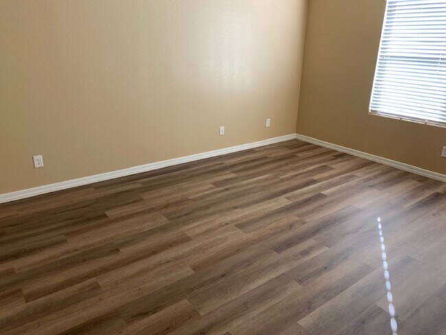 Building Photo - 4 BEDROOM HOME IN EAST  PHOENIX