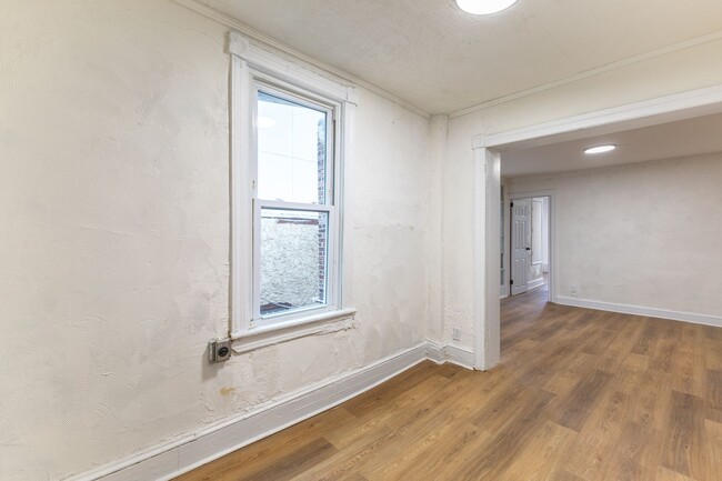 Building Photo - Fully Renovated 3-Bedroom Apartment – Seco...