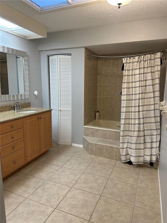 Building Photo - 4644 La Jolla Dr