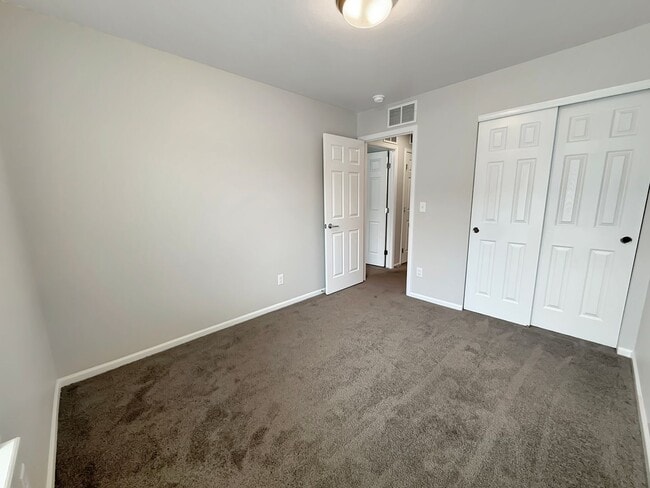 Building Photo - $0 DEPOSIT OPTION. BRIGHT AND SPACIOUS 3-B...