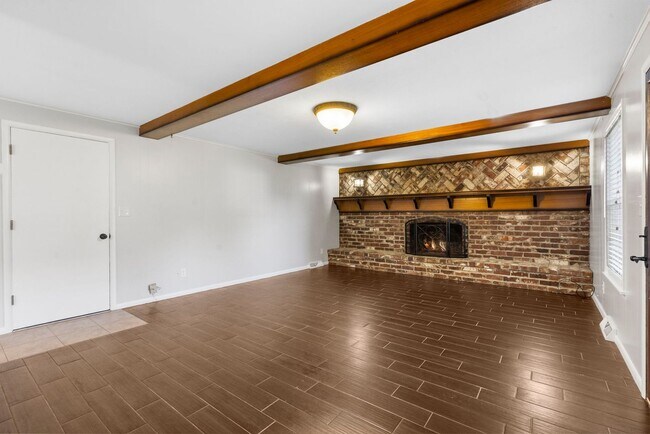 Building Photo - 3 Bedroom | 2.5 Bathroom | 2 Car Garage | Springfield MO | Fenced Back Yard | 2 Living Areas | Qu...