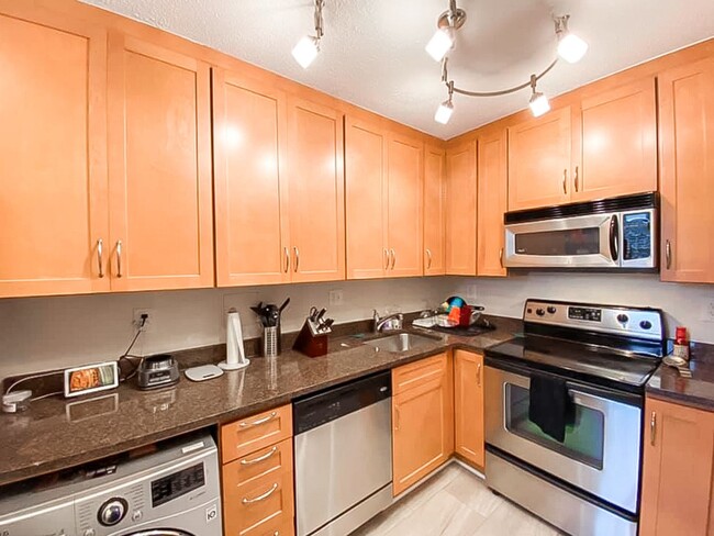 Building Photo - Beautifully Updated 1 Bedroom 1 Bathroom U...