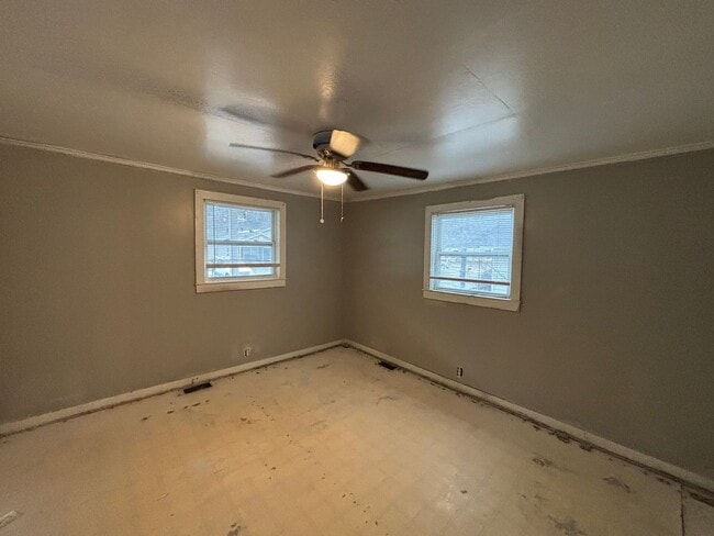 Building Photo - COMING SOON! 2 Bed House! Making it ready for you!