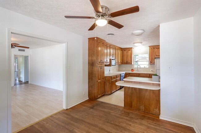 Building Photo - 2305 Westforest Dr