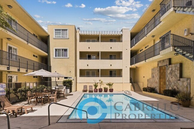 Building Photo - *** FIRST MONTH FREE *** Beautifully Renovated 2BD/2BA Condo with In-Unit Washer and Dryer