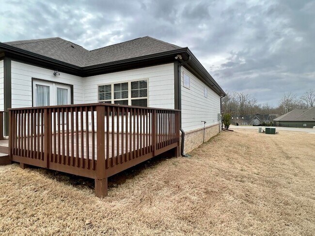 Building Photo - 9015 Seven Lakes Dr