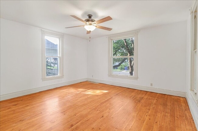 Building Photo - Spacious Updated Cottage