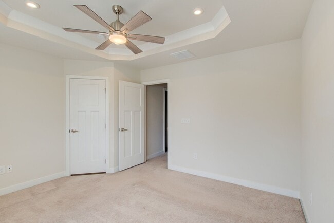 Building Photo - Like New End Unit Townhome, 3 Bed 2.5 Bath