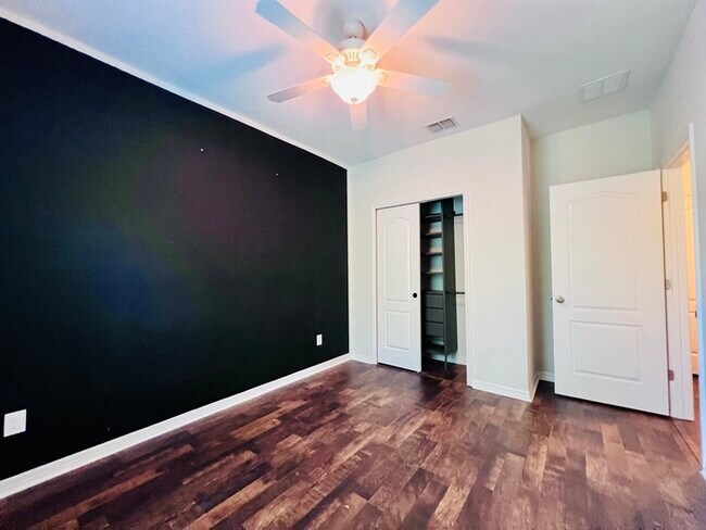 Building Photo - Gorgeous 3 bedroom, 2½ bath, 2 STORY townhome