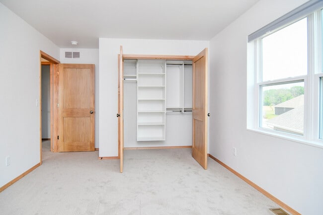 Building Photo - 2220 Blue Stem Ln