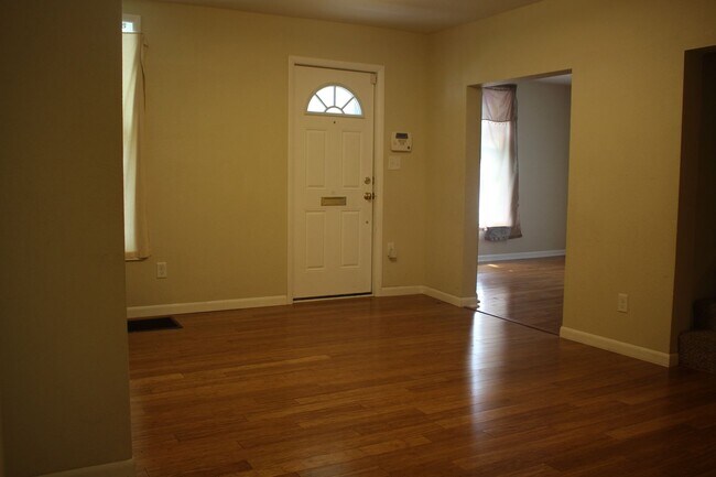 Building Photo - 408 E Park St