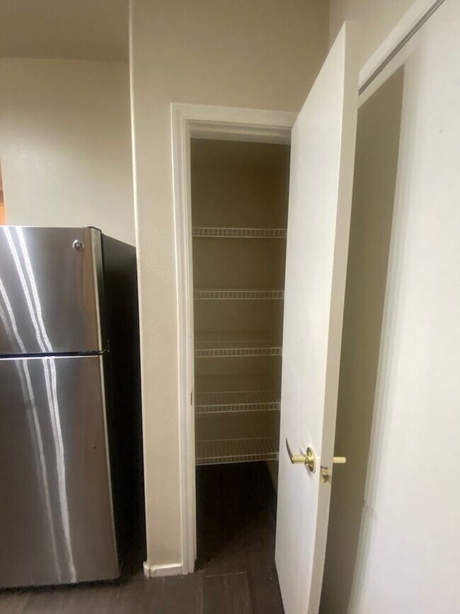 Building Photo - Beautiful unfurnished 2 bedroom in the Sou...