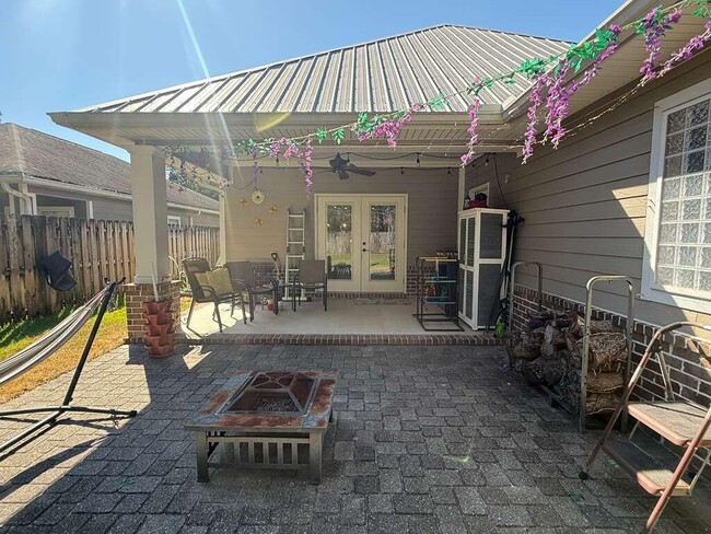 Building Photo - 703 Nutmeg Ave