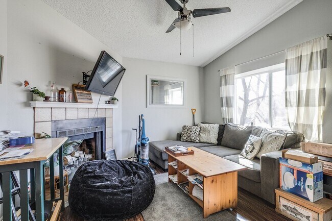 Building Photo - Huge room in a large shared home, private bathroom, great neighborhood, friendly roommates!