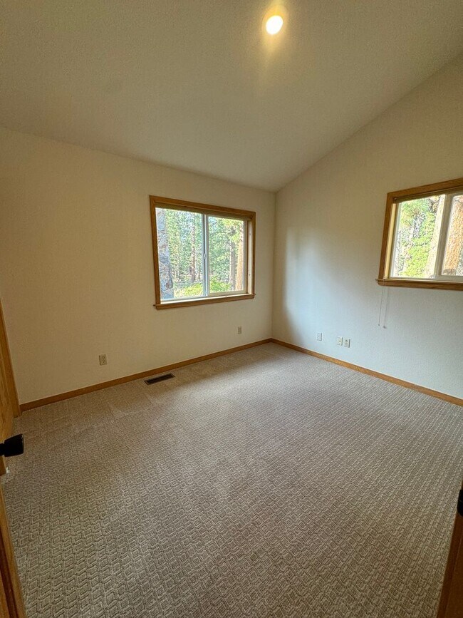Building Photo - Luxury Mountain Retreat: 4-Bedroom Home wi...