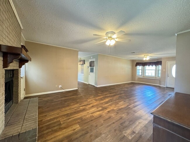 Building Photo - Beautiful 3 Bed 2 Bath Home