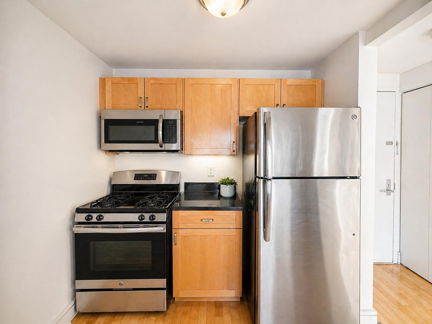 Building Photo - 323 W 96th St