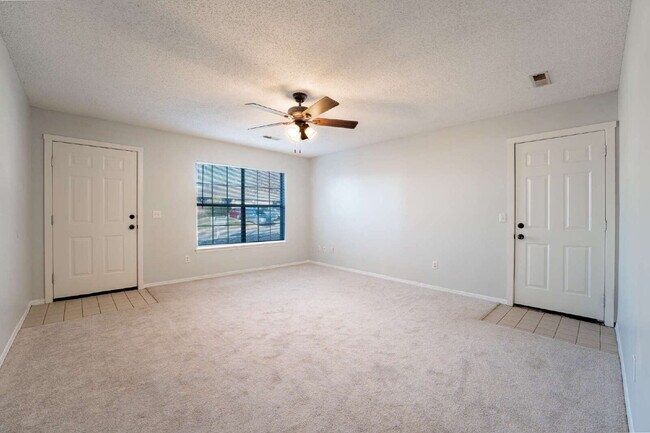 Building Photo - "Charming 2-Bed, 2-Bath Duplex with Granite Touches on Samantha Street!"