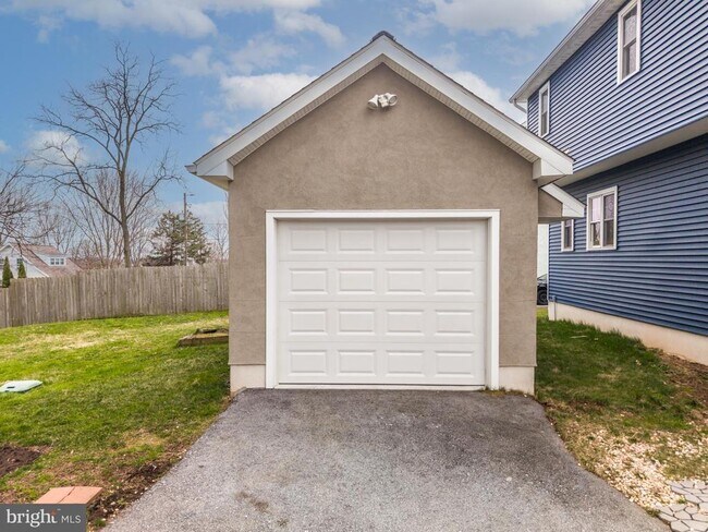 Building Photo - 411 James St