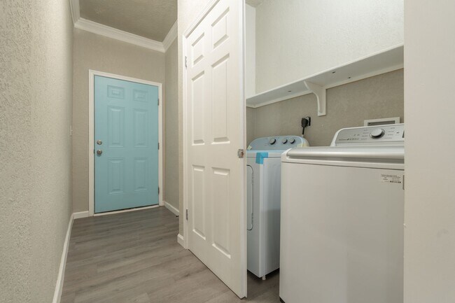 Building Photo - MOVE IN READY 2 Bedroom in the Heart of Oceanview!
