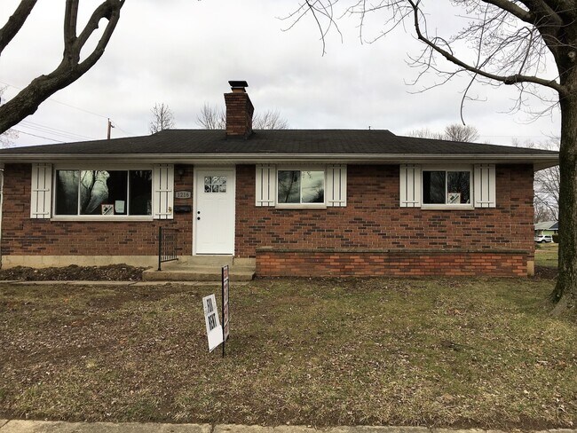 Building Photo - **3-BEDROOM/2-BATH RANCH W/ 2-CAR GARAGE!**