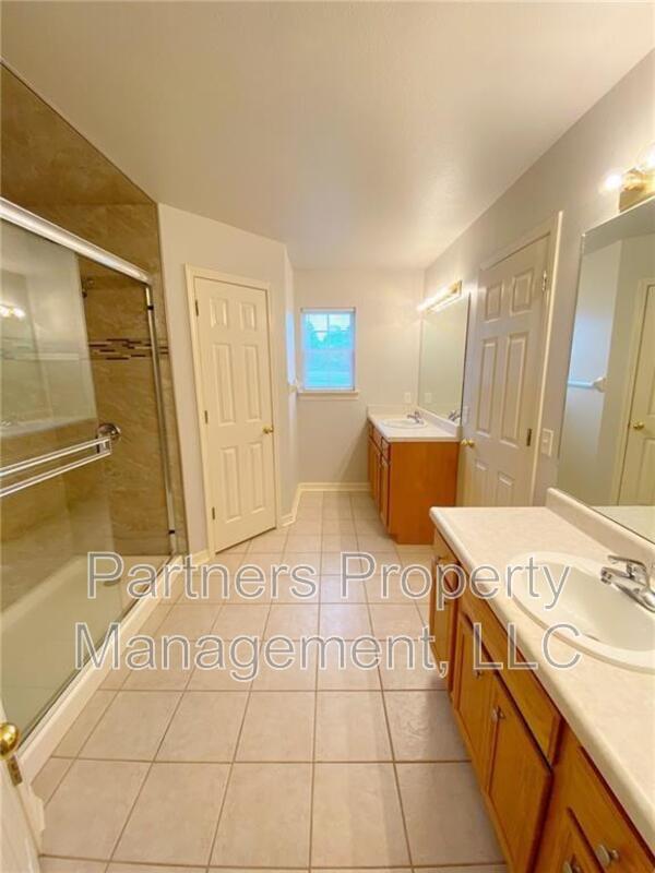 Building Photo - 1633 S Tally Ho Dr