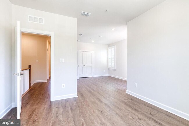 Building Photo - 200 Hickory Holw Ct