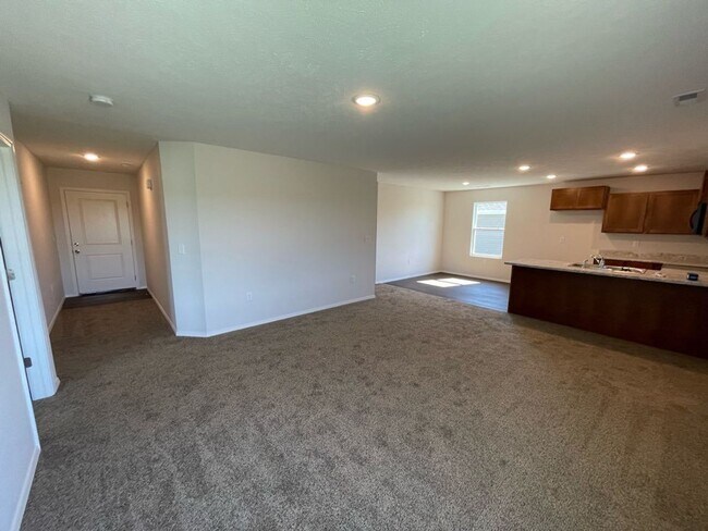 Building Photo - 112 Pin Oak Dr
