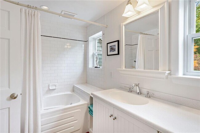 Building Photo - 140 Connection St