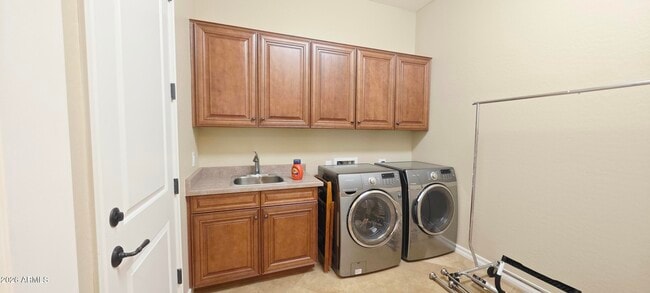 Building Photo - 401 E Torrey Pines Pl