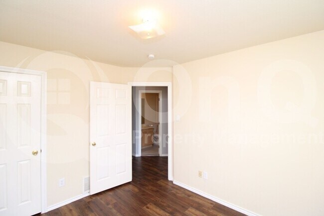 Building Photo - 2320 Hunters Run Dr