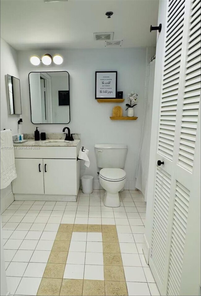 Building Photo - 1200 Brickell Bay Dr